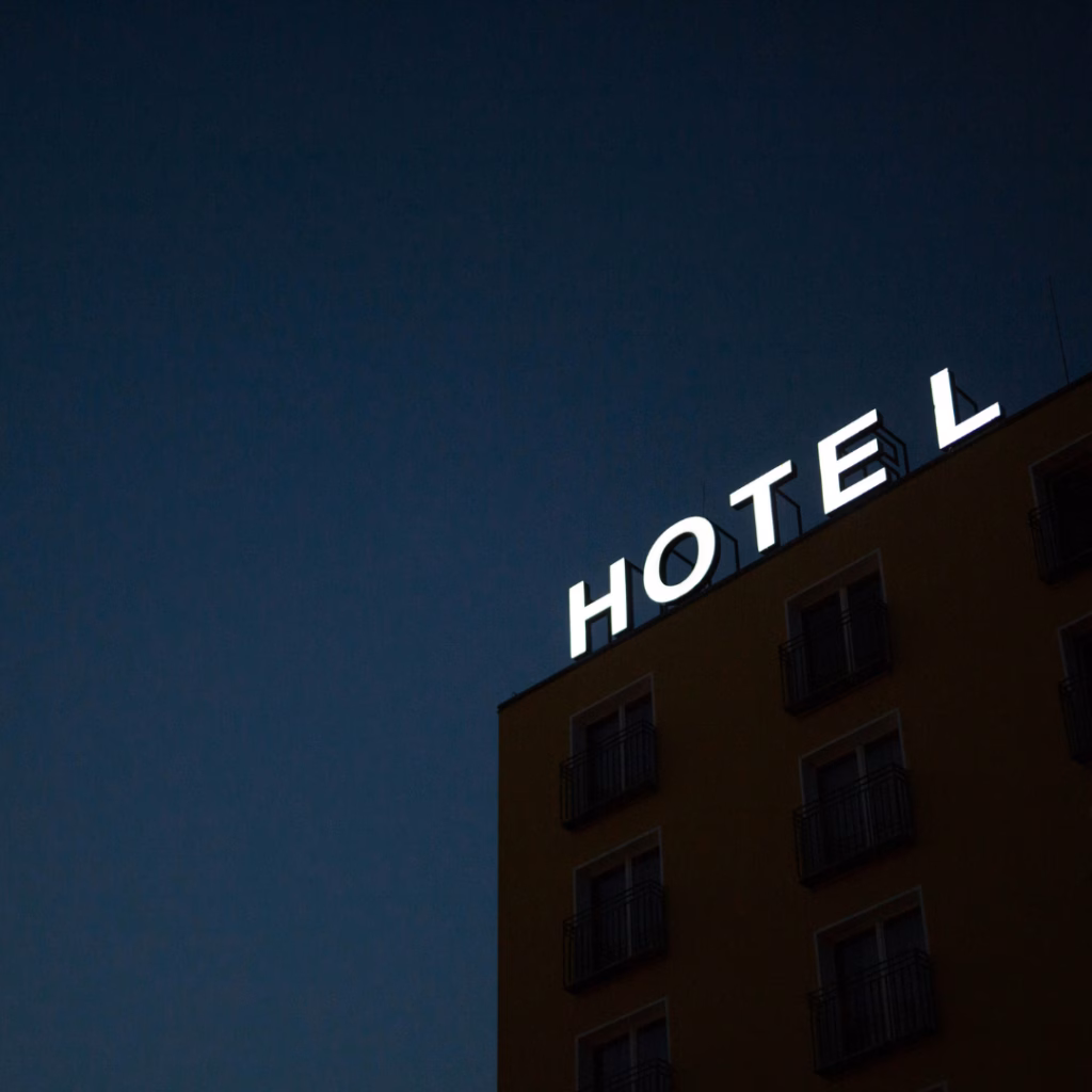 Hotelgebäude bei Nacht als Symbol für Energiekosten und Energiebeschaffung Hotellerie