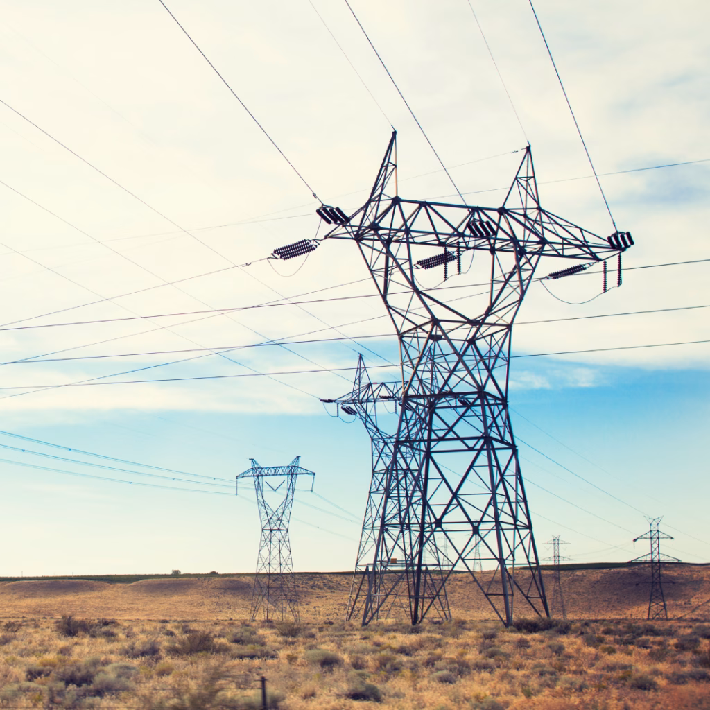 Hochspannungsmast in offener Landschaft – Symbolbild für steigende Stromkosten 2026 und Netzinfrastruktur in Deutschland.